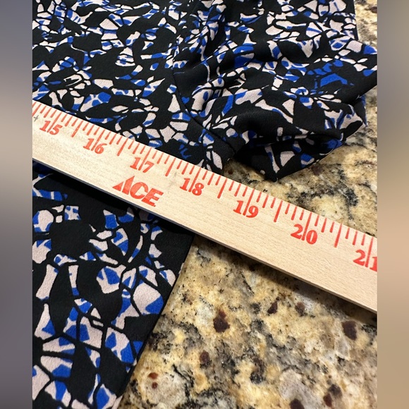 Dana Buchman Women’s Blue/Black/White V-Neck, Geometric Blouse - Size S - Picture 9 of 10